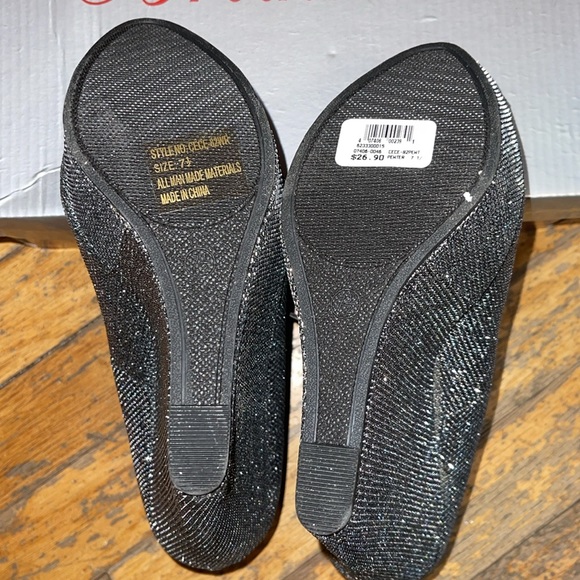 NWT Breckelle’s Silver Platform Wedges Size 7.5 - Picture 6 of 6